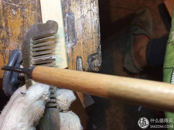 生日礼物怎么做手工（送妹纸特别的生日礼物：用刻刀工梳齿手工打造）
