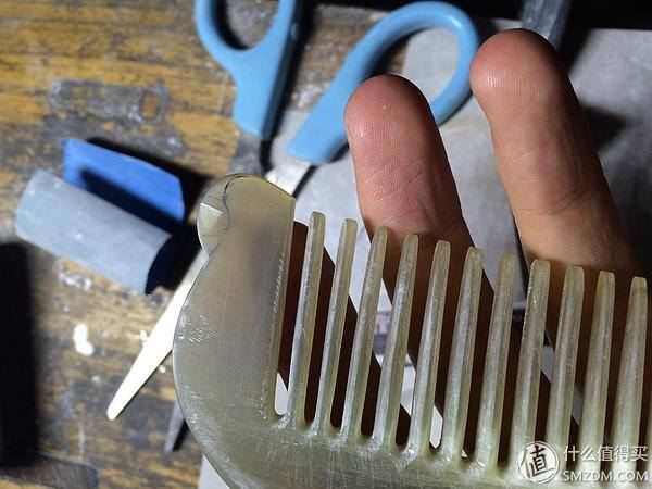 生日礼物怎么做手工（送妹纸特别的生日礼物：用刻刀工梳齿手工打造）