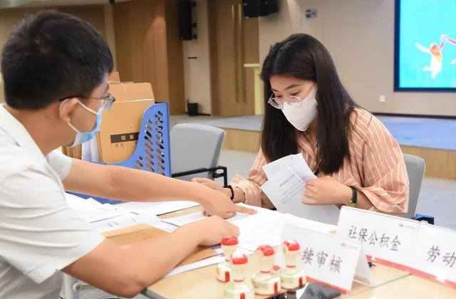 刚出社会做什么工作好（应届生身份保留多久？别傻傻的丢了）