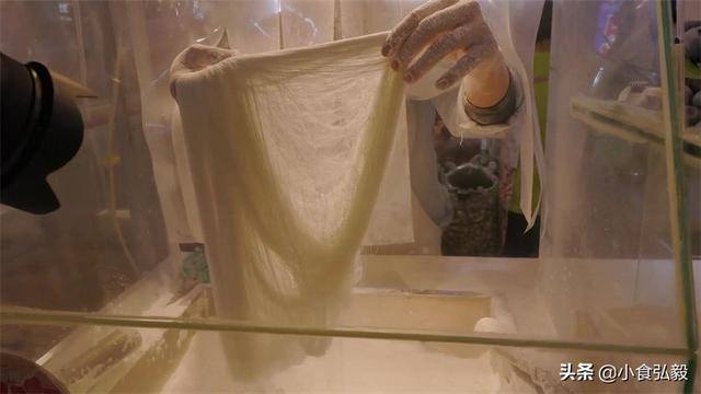 拿回家做的手工活大批（20岁美女继承爷爷衣钵，手工制作传统小吃，每晚流水近3000元）