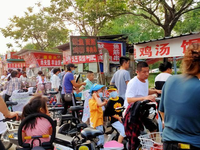 小区门口摆摊卖什么比较好（小区附近最受欢迎的10样，经常排队，老板很忙）