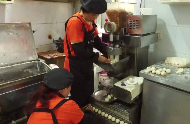 卖包子一个月可以赚多少钱（日赚千金！河北美女买包子机创业，1天卖2000个，月赚3万成包子王）