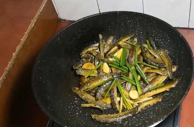 在家养泥鳅应该喂什么（泥鳅这样做太好吃了：鲜香无腥味，营养又简单）