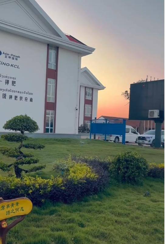 去老挝打工一年能挣多少钱（来到老挝的中国人，他们为什么一年不回家？）