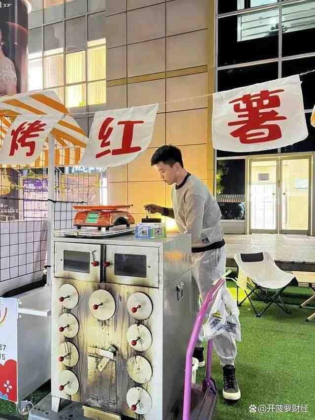 捞汁小海鲜摆摊赚钱吗（90后摆摊：要想生意好，先争当网红）