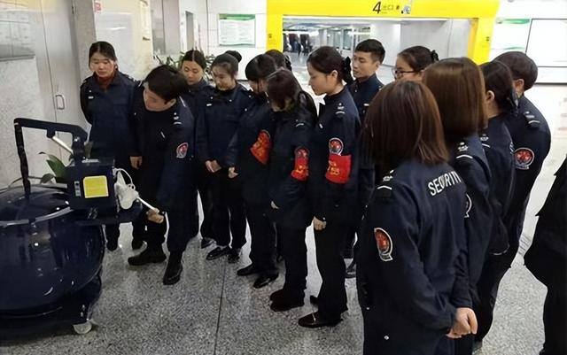 航空地勤一个月能挣多少钱（机场地勤是做什么的？）