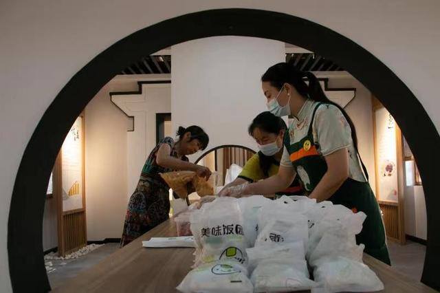 摆摊卖饭团一个月挣多少钱（襄阳34户人家卖“饭团”，一年纯收入十几万元）