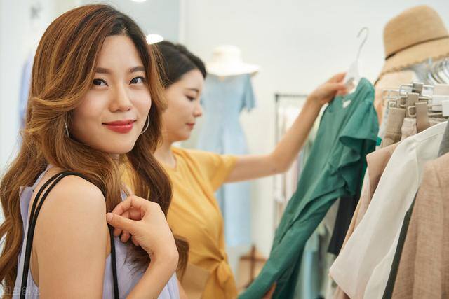 开服装店赚钱吗（衣服一分钱不要为了吸引消费者）