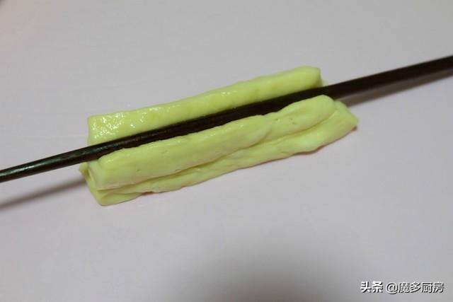 家做油条最简单的做法（油条怎么做好吃？教你一招，不用揉面不用擀面，做出来蓬松又健康）