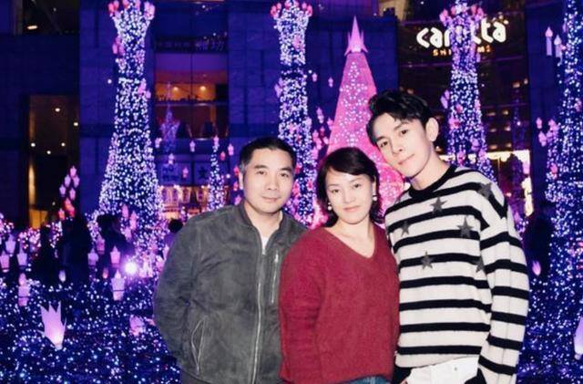 卖化妆品一个月能赚多少钱（李佳琦的成名之路）