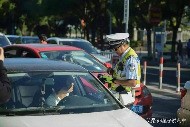 如何拍违章车辆赚钱（男子蹲点拍违章，月入过万重金悬赏必有勇士）