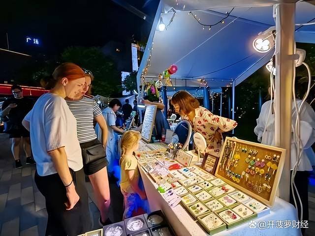 捞汁小海鲜摆摊赚钱吗（90后摆摊：要想生意好，先争当网红）