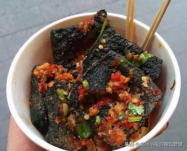 地铁口适合做什么小生意（深夜城市最受欢迎的小吃摊）
