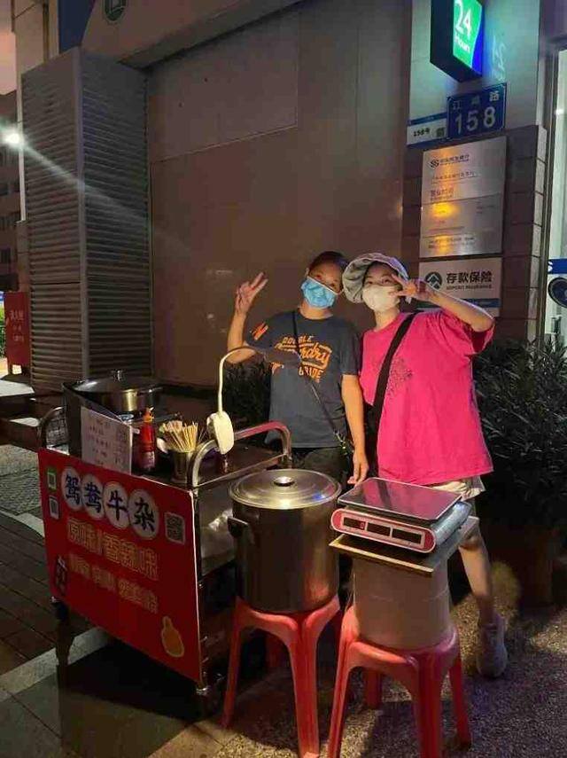捞汁小海鲜摆摊赚钱吗（90后摆摊：要想生意好，先争当网红）