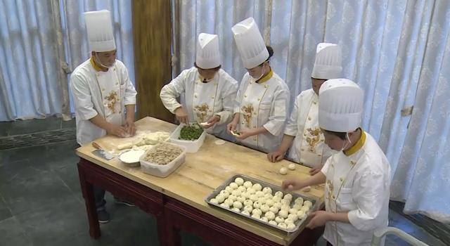 卖包子一个月可以赚多少钱（日赚千金！河北美女买包子机创业，1天卖2000个，月赚3万成包子王）