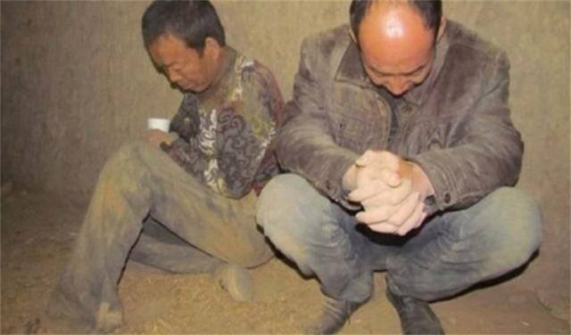 低调赚大钱的灰色行业（盗墓贼的致富秘诀——侯百万）