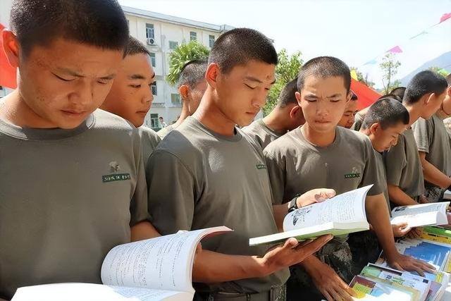 当12年兵回来一共能拿多少钱（大学生入伍，五十万不够“香”？）