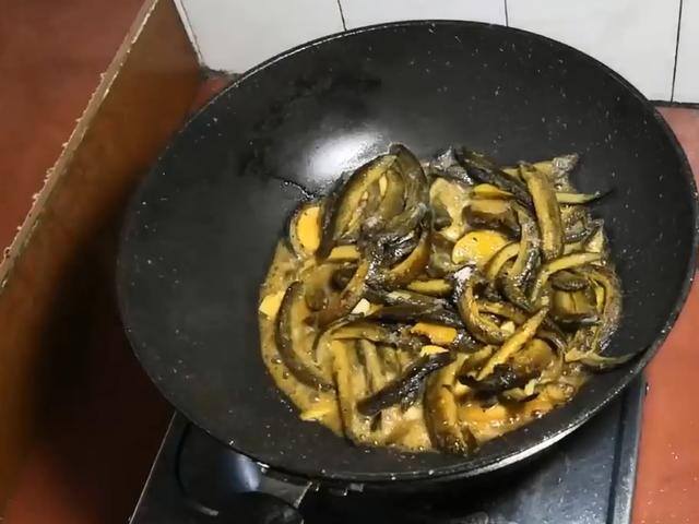 在家养泥鳅应该喂什么（泥鳅这样做太好吃了：鲜香无腥味，营养又简单）