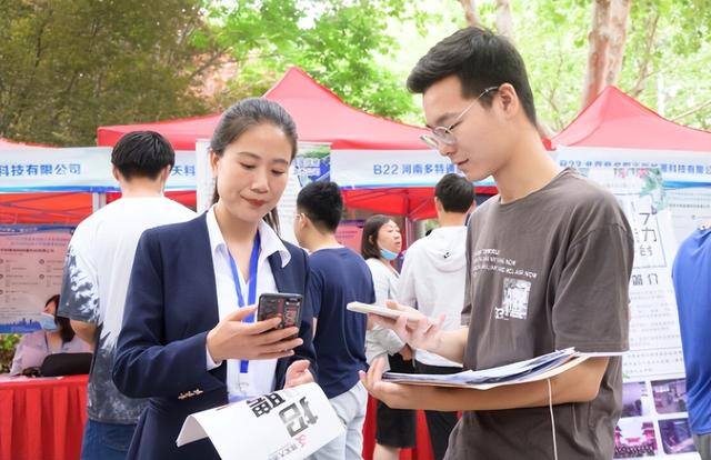 刚出社会做什么工作好（应届生身份保留多久？别傻傻的丢了）