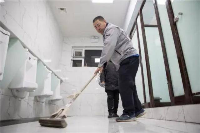 男人走投无路最快赚钱方法（50多岁的男人失业2年，身无分文，怎么赚钱？）