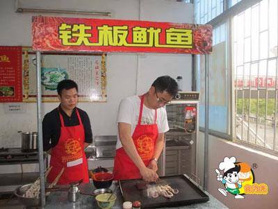 最火的摆摊小吃（现在夜市摆摊卖什么小吃比较火）
