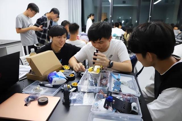 毕业后最赚钱的大学十大专业（本科生应该选择理工专业还是信息安全专业）