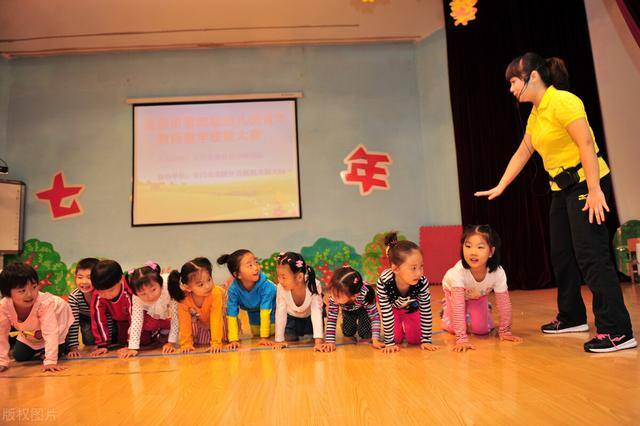 当幼师一个月能挣多少钱（工作多年成为了一名幼师，收入到底有多少？听听老师怎么说）