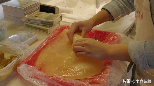 拿回家做的手工活大批（20岁美女继承爷爷衣钵，手工制作传统小吃，每晚流水近3000元）