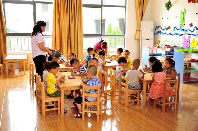 当幼师一个月能挣多少钱（工作多年成为了一名幼师，收入到底有多少？听听老师怎么说）