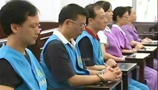 满脑子只想挣钱的女人（赌场小白，手上有点钱的人很容易被人盯上）