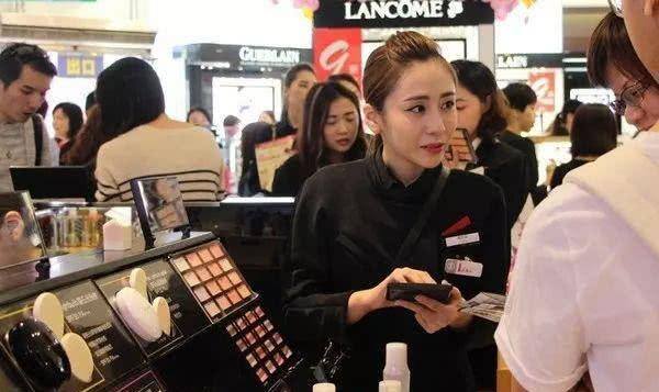卖化妆品一个月能赚多少钱（李佳琦的成名之路）