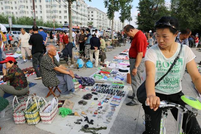适合女生摆地摊的小本生意（00后女大学生摆地摊卖衣服，7天赚了3万多，你怎么看？）