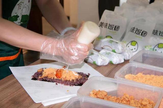 摆摊卖饭团一个月挣多少钱（襄阳34户人家卖“饭团”，一年纯收入十几万元）