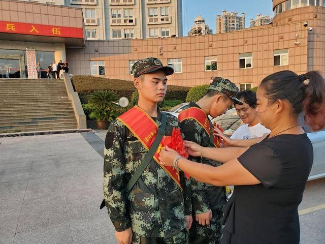 当12年兵回来一共能拿多少钱（大学生入伍，五十万不够“香”？）