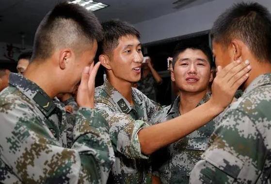 十年兵退伍能拿多少钱（兵役12年退伍，50万现金不香吗？）