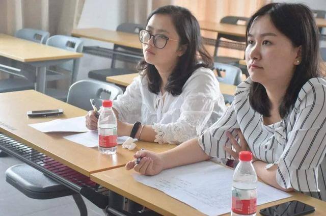 女生学什么专业挣钱多又轻松（女生“不重视”这四个专业，随便找一份工作，就业率很高）