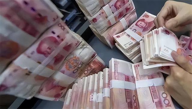 满脑子只想挣钱的女人（赌场小白，手上有点钱的人很容易被人盯上）