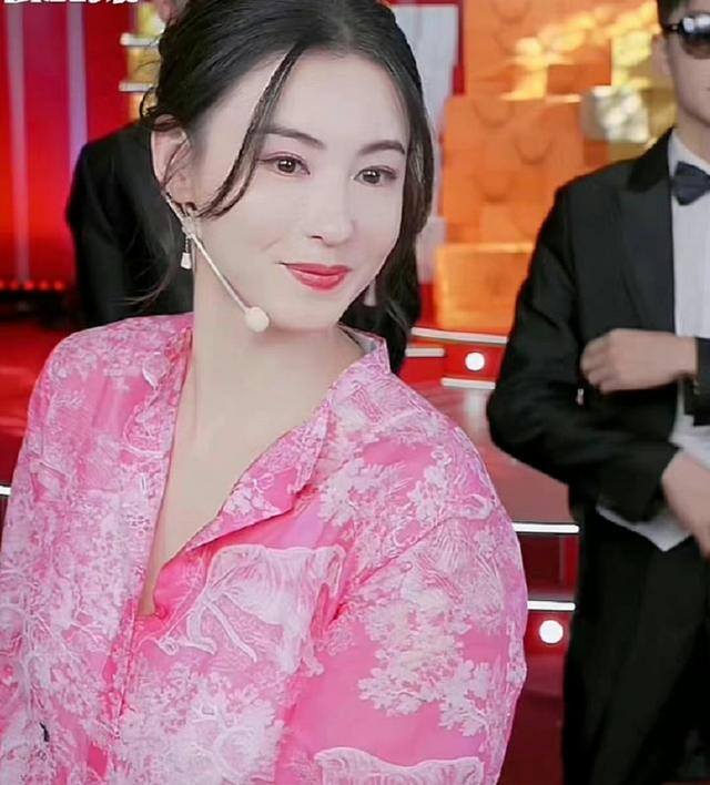 当明星到底有多挣钱（张柏芝直播带货一日，销量就高达一个亿）