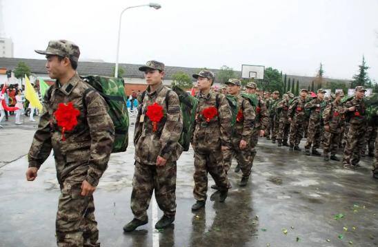 十年兵退伍能拿多少钱（兵役12年退伍，50万现金不香吗？）