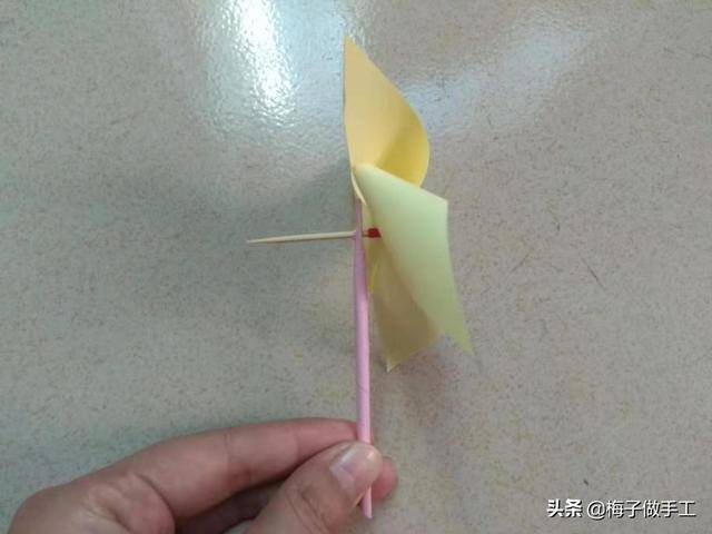风车怎么做手工（折纸风车的两种折法，都非常简单，学会了给宝宝做一个风车玩吧）
