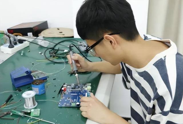 毕业后最赚钱的大学十大专业（本科生应该选择理工专业还是信息安全专业）
