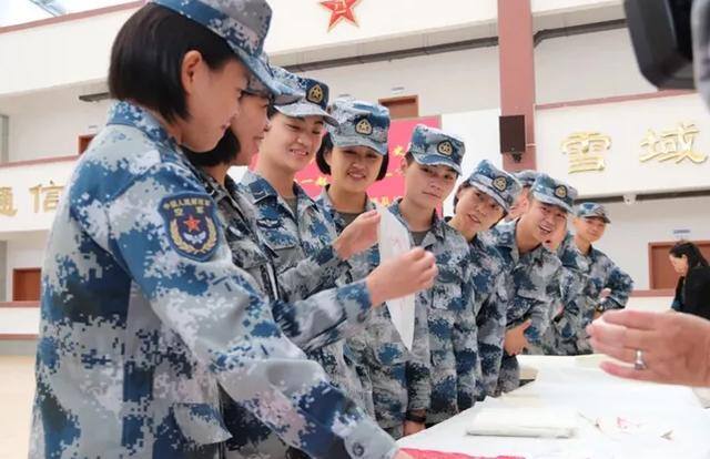 十年兵退伍能拿多少钱（兵役12年退伍，50万现金不香吗？）