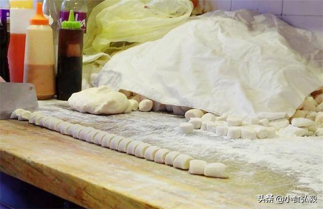 卖什么小吃简单挣钱（广东大哥卖祖传小吃，一个饼24元限量200个，20平米小店年赚30万）