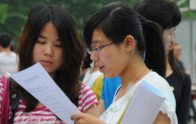 女生学什么专业挣钱多又轻松（女生“不重视”这四个专业，随便找一份工作，就业率很高）