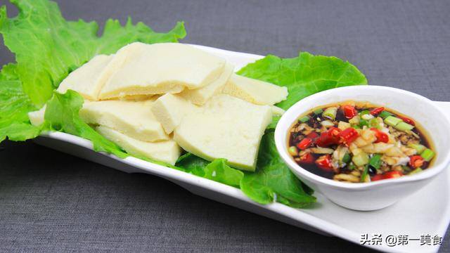 在家自制豆腐（一把黄豆就能做豆腐，太简单了，厨师长分享一招，家常实用）