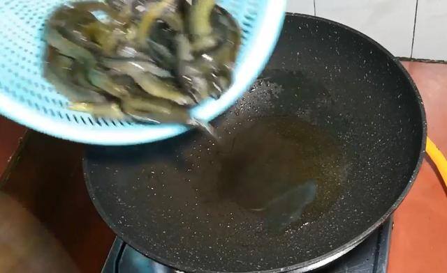 在家养泥鳅应该喂什么（泥鳅这样做太好吃了：鲜香无腥味，营养又简单）