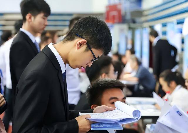 十年兵退伍能拿多少钱（兵役12年退伍，50万现金不香吗？）