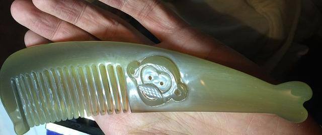 生日礼物怎么做手工（送妹纸特别的生日礼物：用刻刀工梳齿手工打造）
