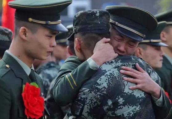 十年兵退伍能拿多少钱（兵役12年退伍，50万现金不香吗？）