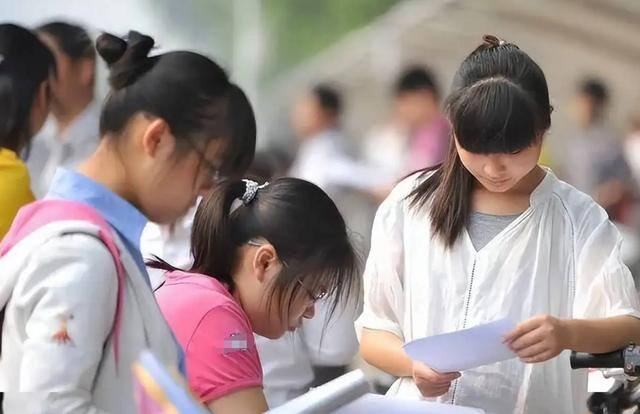 女生学什么专业挣钱多又轻松（女生“不重视”这四个专业，随便找一份工作，就业率很高）